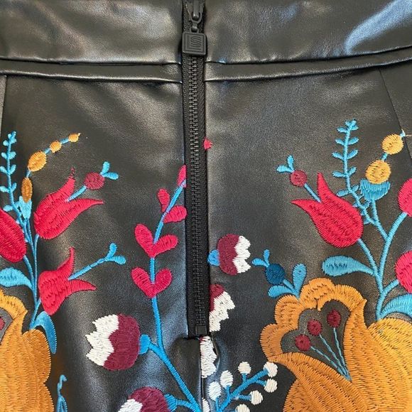 Laundry Faux-Leather Floral-Embroidered Skirt Size M - Picture 6 of 11